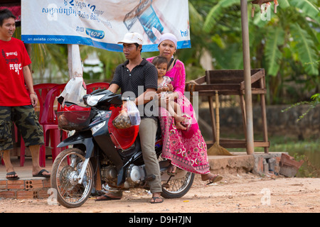 Kleine Familie auf einem Roller in der Provinz Kampot in Kambodscha Stockfoto