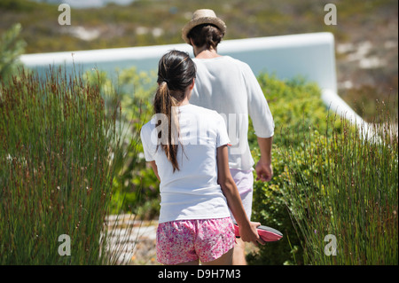Paare, die in einem Garten Stockfoto