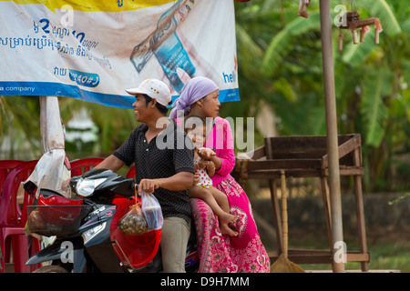 Kleine Familie auf einem Roller in der Provinz Kampot in Kambodscha Stockfoto