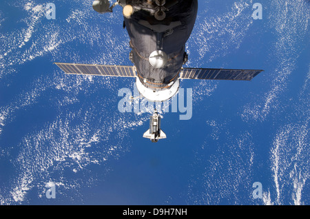 Space Shuttle Discovery nähert sich der internationalen Raumstation ISS. Stockfoto