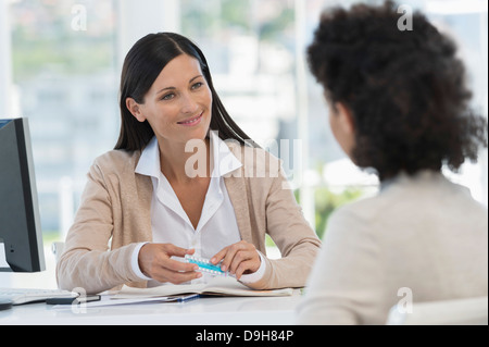 Ärztin, die Medizin zu einem Patienten zeigen Stockfoto