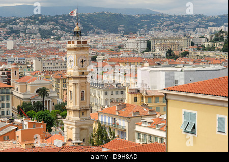 Blick über die Dächer der Altstadt auf Vieux Nice zu fotografieren und darüber hinaus auf die Neustadt und die Hügel hinter. Stockfoto