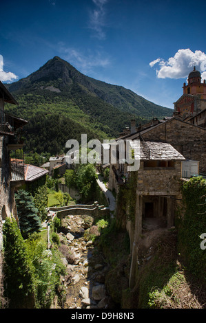 Weitwinkeleinstellung der Stadt Tende, hoch in den südlichen Alpen im französischen Nationalpark Mercantour und Roya-Tal. Stockfoto