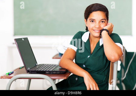 Teenager Schulmädchen im Klassenzimmer Stockfoto