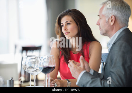 Paar genießt Rotwein in einem restaurant Stockfoto