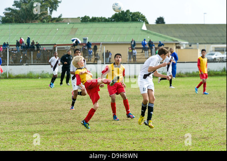 U15 Junioren Fußballmannschaften einer Liga übereinstimmen, Kapstadt, Südafrika Stockfoto