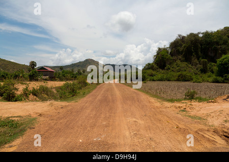 Typische staubigen Landstraße in Kampot Provinz, Kambodscha Stockfoto