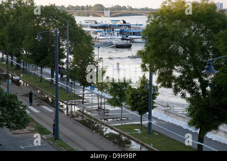 Geschlossene Straße und Sandsäcke an den überfluteten Ufern der Donau, Budapest, Ungarn Stockfoto