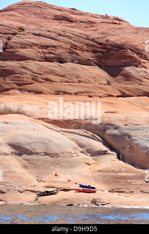 Kajaks am Ufer von einer Klippe in Moki Canyon am Lake Powell in Utah Stockfoto