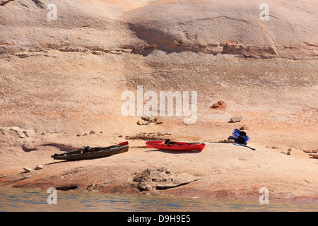 Kajaks am Ufer von einer Klippe in Moki Canyon am Lake Powell in Utah Stockfoto