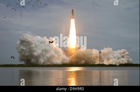 Space Shuttle Atlantis hebt ab vom Kennedy Space Center in Florida. Stockfoto