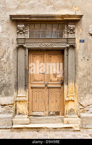 Alt und marode Haustür, alte und baufällige Tür Stockfoto