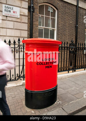 London, UK. 19. Juni 2013. Kultigen roten London Briefkasten lackiert anlässlich die Einführung des London: Haus der Menswear Erbe Karte am 19. Juni 2013, Savile Row Credit: PD Amedzro/Alamy Live News Stockfoto