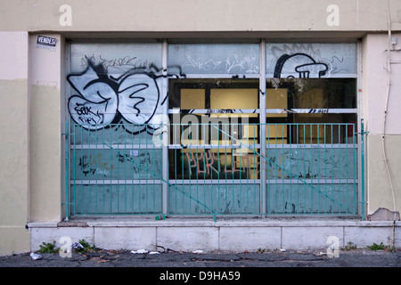 zerbrochene Fenster und Tür zu einem verlassenen Gebäude in Rom Stockfoto