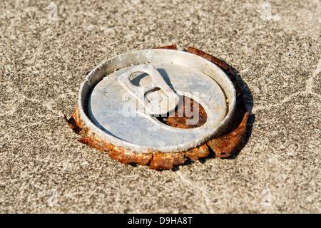 Reste einer alten Bier können auf einem Parkplatz, Reste der alten Bier können in ein Parking lot, Stockfoto