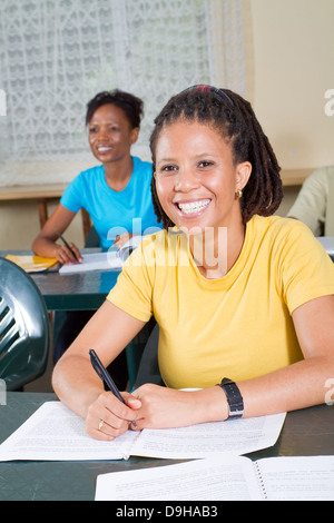glücklich weibliche afrikanische amerikanische Erwachsene Studenten im Klassenzimmer Stockfoto