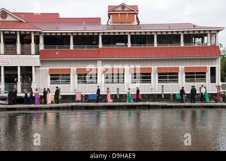 Prom Night Fotos, Shem Creek Marina und Waterfront, Bars und Restaurants, South Carolina, USA Stockfoto