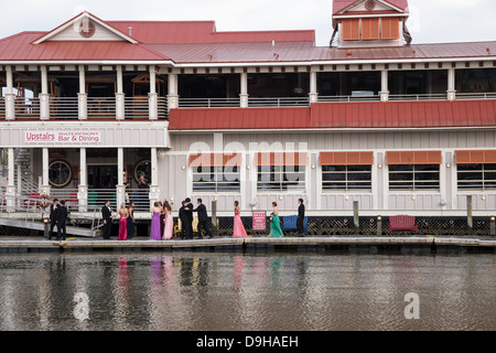 Prom Night Fotos, Shem Creek Marina und Waterfront, Bars und Restaurants, South Carolina, USA Stockfoto