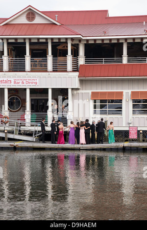 Prom Night Fotos, Shem Creek Marina und Waterfront, Bars und Restaurants, South Carolina, USA Stockfoto