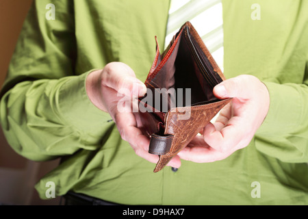 Schlechte Wirtschaft, vertreten durch leere Brieftasche in das Unternehmer Hände Stockfoto