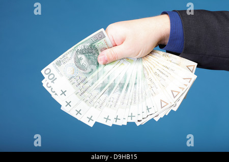 Das Unternehmer Hand mit Polnisch Geld Banknote blau Hintergrund Stockfoto