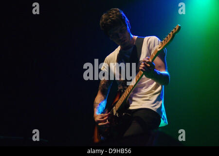 Inverness, UK: Abfahrten unterstützen walisische Rockband Begräbnis für einen Freund an der Eisenhütte 19. Juni 2013 Credit: Thomas Bisset/Alamy Live News Stockfoto