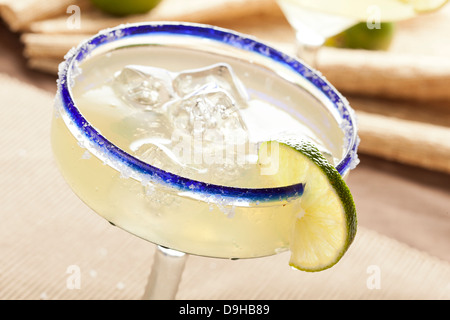 Frische hausgemachte Margarita mit Kalk auf einem Hintergrund Stockfoto