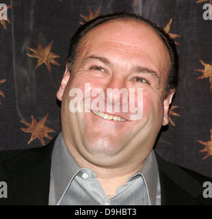 19. Juni 2013 - hat James Gandolfini, Star der HBO Serie "The Sopranos" an einem möglichen Herzinfarkt in Rom starb. Er war 51. Gandolfino war bekannt für seine Rolle als Tony Soprano in der HBO-Serie "The Sopranos". Bild: Schauspieler JAMES GANDOLFINI aus "clips The Sopranos beim Start von Cingular Video Cingular Wireless, ein on-Demand-streaming-video-Service, der schnell, liefert personalisierten Zugang zu qualitativ hochwertigen video auf Verbraucher" High-Speed in der Lage, 3G Handys und Ankündigung der Partnerschaft mit HBO, die bieten wird wählen Sie Episoden und Material aus preisgekrönten HBO-Programme für Cingular Kunden Stockfoto