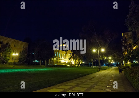 Die Powell-Bibliothek und studentische Aktivitäten Center am UCLA in der Nacht Los Angeles Kalifornien Stockfoto