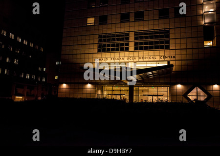 UCLA Ronald Reagan Medical Center Westwood Calif nachts Stockfoto