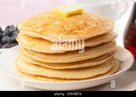 Frische hausgemachte Pfannkuchen mit Sirup auf einem Hintergrund Stockfoto