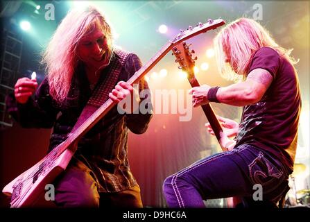 31. Mai 2013 - Anaheim, Kalifornien, USA - Schlachten Bassist, DANA STRUM (L) und Gitarrist JEFF BLANDO (R) durchführen, während die Bänder im Grove City National festgelegt. (Bild Kredit: Valerie Nerres/ZUMAPRESS.com ©) Stockfoto