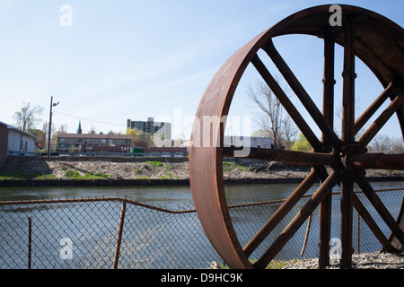 Rostenden Metall Rad an einem Kanal symbolisiert die verstorbene Industrie in Holyoke, Massachusetts. Stockfoto