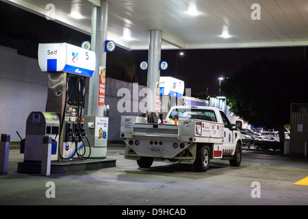 Ein Chevron Tankstelle mit einem Freeway-Rettung-LKW immer Gas auf Figueroa st Stockfoto