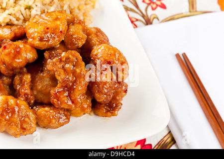 Hausgemachte Orange Huhn mit Reis auf einem Hintergrund Stockfoto