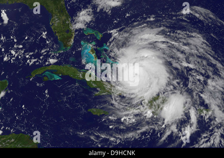 24. August 2011 - Satelliten-Blick auf das Auge des Hurrikan Irene beim Eintritt in den Bahamas. Stockfoto