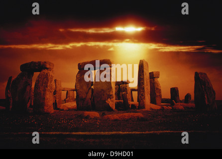 Zusammensetzung eines Sonnenuntergangs über Stonehenge, Wiltshire, England. Stockfoto
