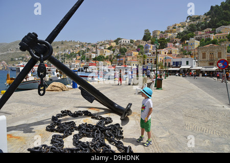 Große Anker auf Wasser, Symi Harbour, Symi (Simi), Rhodos (Rodos) Region, die Dodekanes, Süd Ägäis, Griechenland Stockfoto