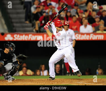 Anaheim, CA, USA. 19. Juni 2013. Los Angeles Engel CA, USAtcher Chris Iannetta (17) at bat während der Major League Baseball Spiel zwischen Seattle Seemänner und die Los Angeles Angels im Anaheim Stadium in Anaheim, CA, USAlifornia.Louis Lopez/CSM/Alamy Live News Stockfoto
