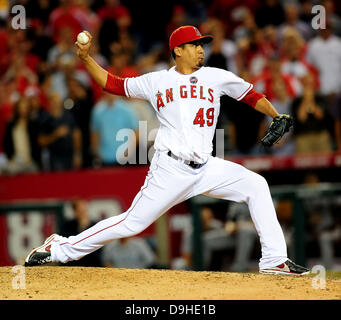 Anaheim, CA, USA. 19. Juni 2013. Los Angeles Angels Entlastung Krug, Ernesto Frieri (49) im 9. Inning während der Major League Baseball Spiel zwischen Seattle Seemänner und die Los Angeles Angels im Anaheim Stadium in Anaheim, CA, USAlifornia.The Los Angeles Angels Stellplätze, besiegen die Seattle Mariners 1-0.Louis Lopez/CSM/Alamy Live News Stockfoto