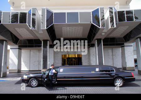 Las Vegas Nevada, Westgate Las Vegas Resort & Casino, Eingang, Stretch-Limousine, Limousine, Mann Männer männlich, Fahrer, NV130327002 Stockfoto