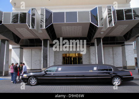 Las Vegas Nevada, Westgate Las Vegas Resort & Casino, Eingang, Stretch-Limousine, Limousine, Mann Männer, Fahrer, Kunden, Kunden, NV130327003 Stockfoto