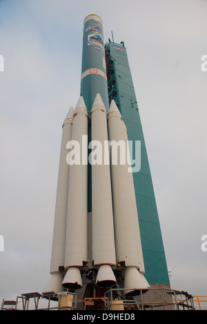 Vandenberg Air Force Base in Kalifornien - A Delta II Rakete mit mehreren festen Raketenmotoren befestigt. Stockfoto