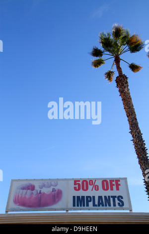 Las Vegas Nevada, West Sahara Avenue, Schild, Werbung, Werbung, Angebot, 50 % Rabatt, reduzierte Preise, Implantate, Zahnmedizin, NV130327033 Stockfoto
