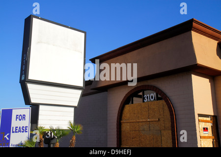 Las Vegas Nevada, West Sahara Avenue, geschlossen, Restaurants, Restaurants, Restaurants, Restaurants, Restaurants, Cafés, geschlossen, vertaufelt, verblassenes Schild, für Leasing, Geschäftsimmobilien Stockfoto