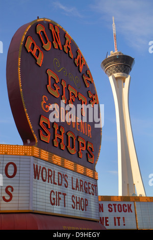 Las Vegas Nevada, West Sahara Avenue, Neon, Schild, Bonanza Souvenir- und Geschenkläden, Stratosphere Casino Hotel & Tower, NV130327040 Stockfoto