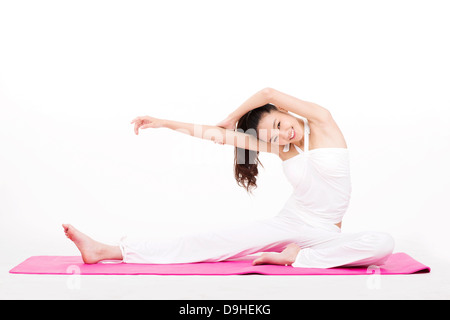 junge Frau beim Yoga Stockfoto