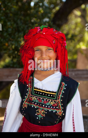 Young minoischen Griechisch Tänzerin Vorbereitung zum Tanzen auf dem griechischen Festival, Novato, Kalifornien, USA. Stockfoto