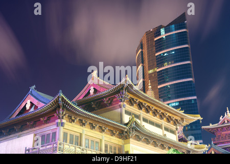 Nachtansicht im Jingan Tempel in Shanghai Stockfoto