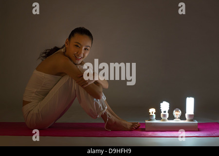 junge Frau mit Glühbirnen Stockfoto